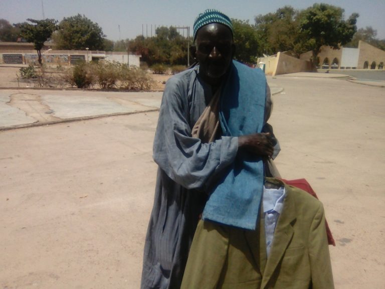 Ndiaga Dieng : Marchand Ambulant à environs 70 ans