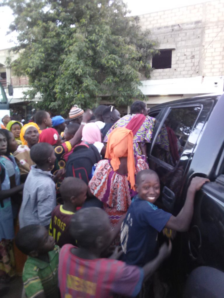 Hôpital Amadou Sahir Ndiéguène : la première dame distribue des billets de banque à tour de bras
