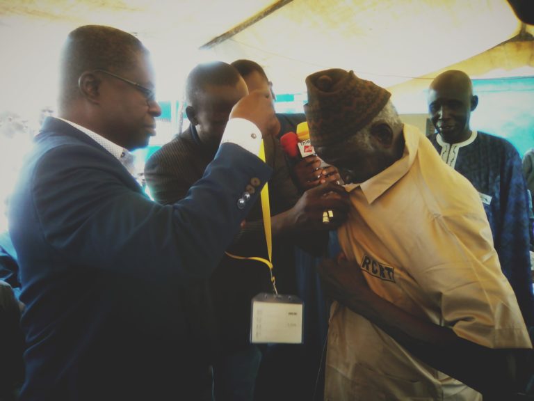 Cérémonie de remise de blouses aux  « coxeurs » , le SG du regroupement des chauffeurs de Thiès hausse le ton et le maire de Thiès ouest recadre.