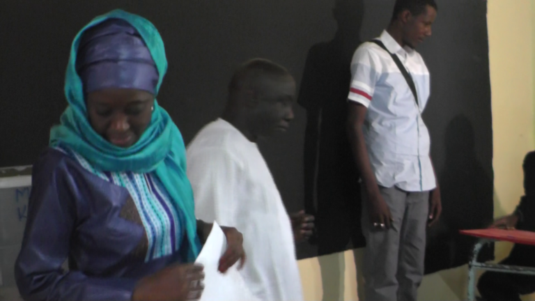 Idrissa seck et Ndèye Penda dans leur bureau de vote, « Ndèye Penda d’abord et ensuite Idrissa », Regardez