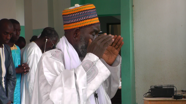 Célébration de la Tabaski 2017 le vendredi 1er septembre, l’imam Mansour wade dirige la prière dans un centre Bilal rempli de fidèles