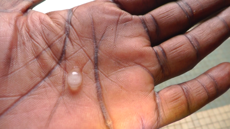 A Thiès, des cristaux de glace tombent avec la pluie