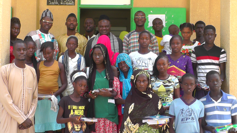 39 orphelins du CEM de Darou Salam reçoivent des fournitures scolaires de l’AJMDS