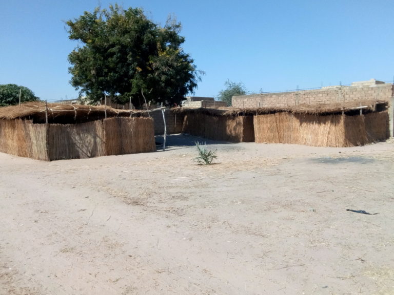 École élémentaire de Ngoumsaan : des crintins comme murs des salles de classes.