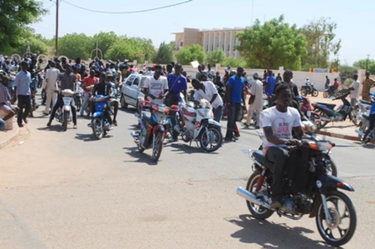Tamba : Echauffourées entre conducteurs de motos jakarta et forces de l’ordre le gouverneur sort de son mutisme