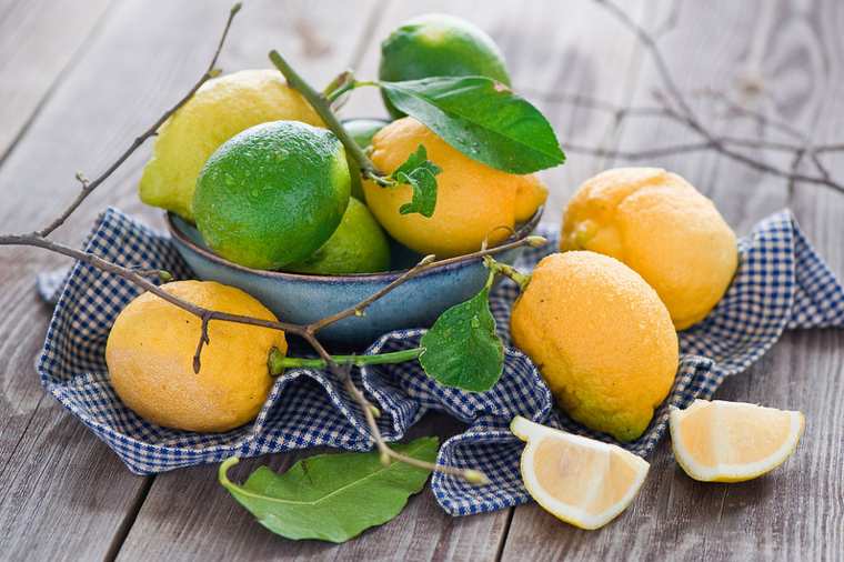 Le citron contre les boutons du visage