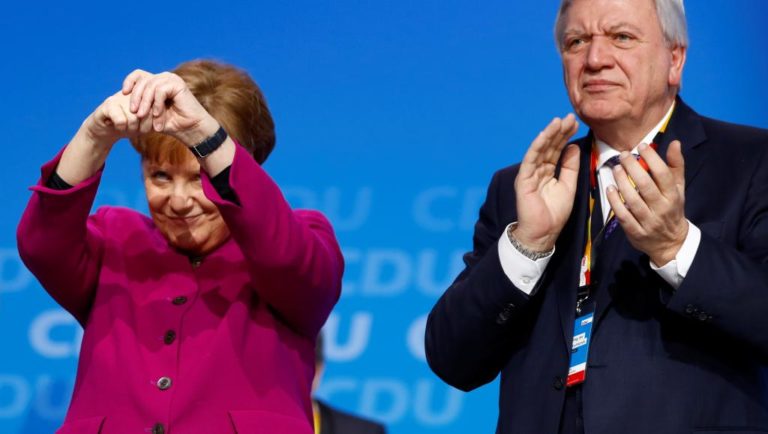 Allemagne: face aux frondeurs, Merkel promet un «renouveau» de son parti la CDU