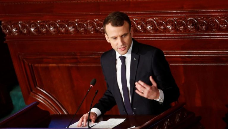 Au Parlement tunisien, Macron rend hommage à la «révolution de jasmin»