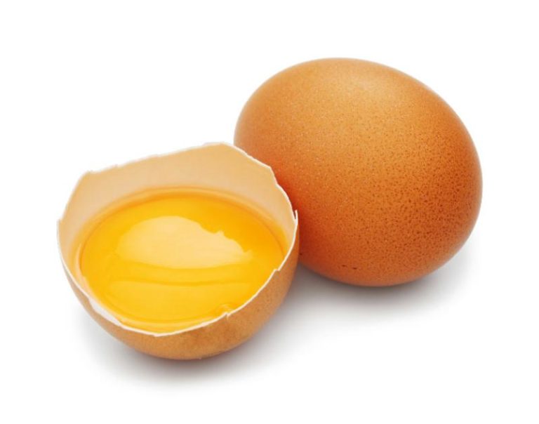 essayez le jaune d’œuf pour des cheveux doux et soyeux