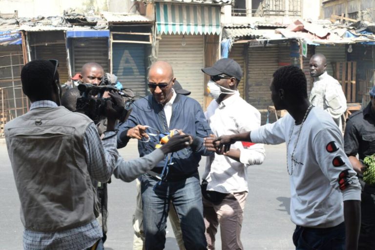 Manifestation du 19 Avril: l’ex PM Abdoul Mbaye chassé par les gaz lacrymogènes (en images et video)