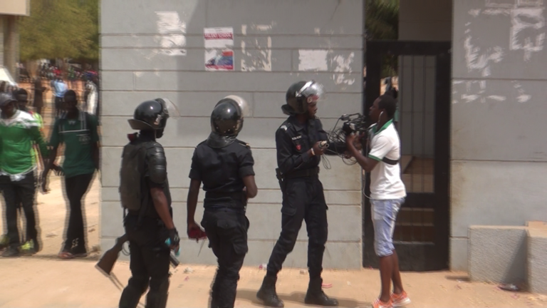 Grève au Lycée Malick Sy de Thiès, Regader comment ce policier arrache la caméra de la TFM