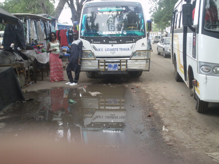 Transport urbain à Thiès, Face à l’inconscience de certains chauffeurs Tata de la ligne 6, certaines populations réclament  des bus professionnels au service de la clientèle
