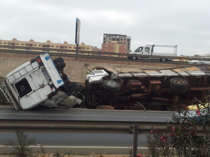 Accident, Une collusion entre un camion et un minicar fait un mort et une dizaine de blessés à la sortie de Thiès