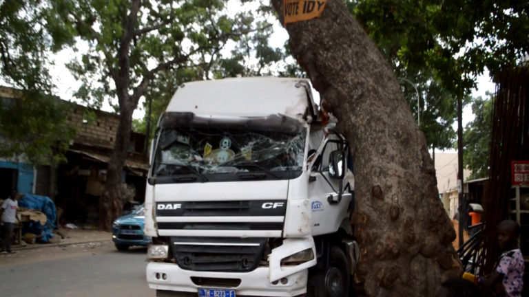 Un camion « fou », s’incruste sur un tronc d’arbre