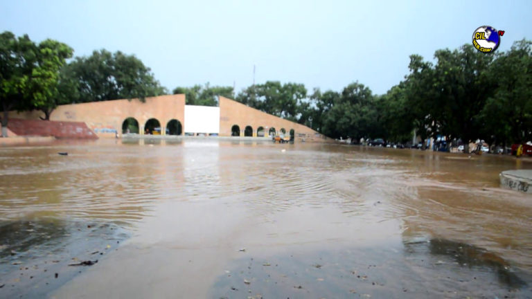 Fortes pluies à Thiès, Avez vous vu la promenade des Thièssois sous les eaux de pluie ? Regarder