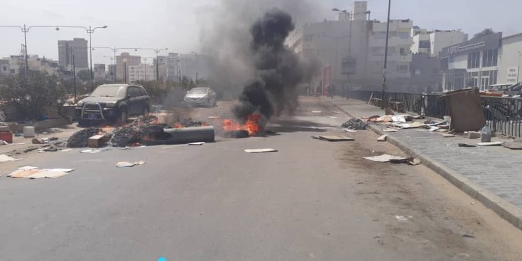 Déguerpis de la devanture du domicile d’Ousmane SONKO par les forces de l’ordre venues en renforts, les militants de PASTEF ont changé de stratégie.