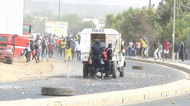 Université Iba Der Thiam de Thies, Les Etudiants font face aux forces de l’ordre et interpellent  le président Macky Sall