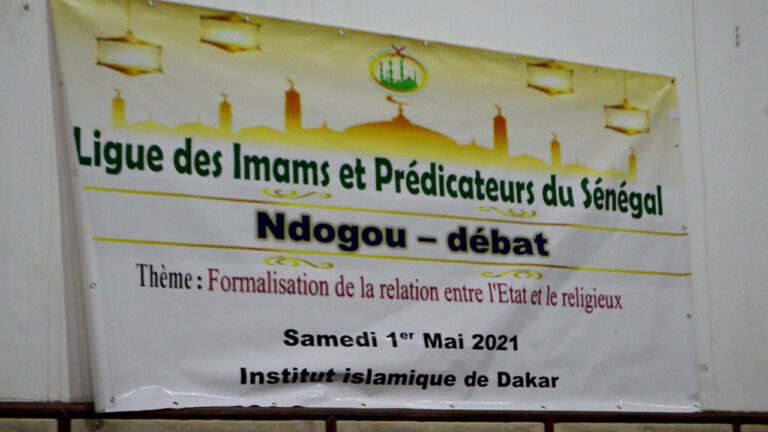 LA LIGUE DES IMAMS ET PREDICATEURS DU SENEGAL REMETTANT AU MINISTRE DE L’INTERIEUR SON SOUTIEN AU MINISTRE DE L’INTERIEUR POUR LES SINISTRES DES EAUX DE CRUE