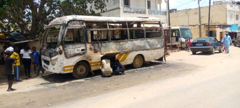 Les photos des bus Tata brulés à Thiès
